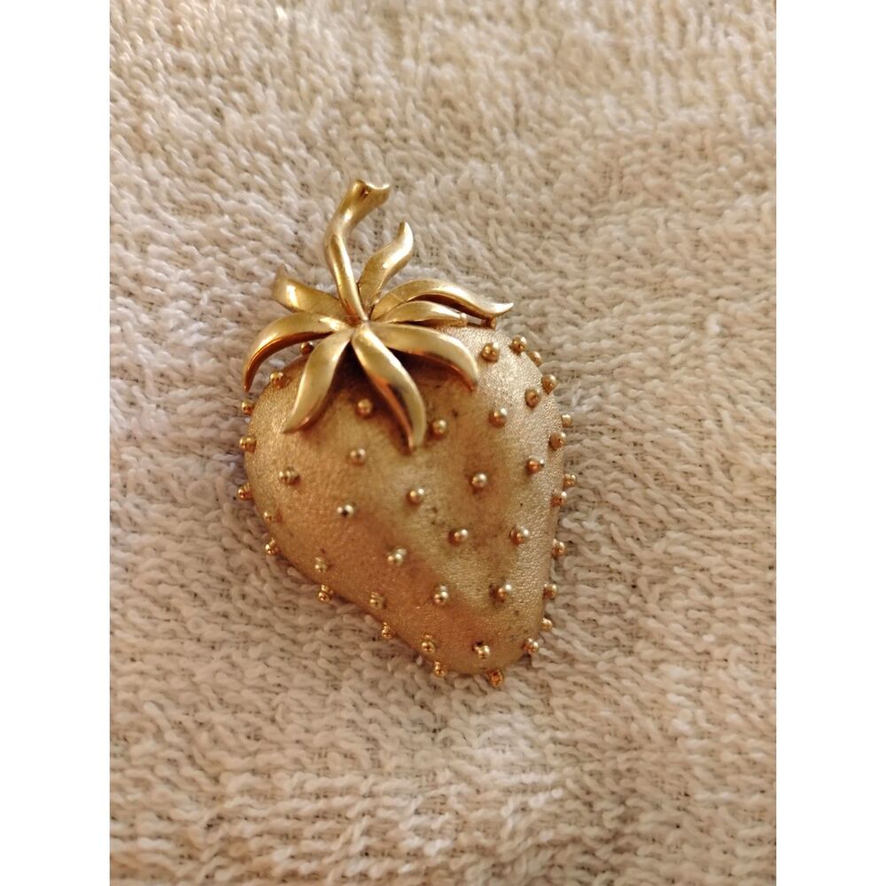 Vintage Crown TRIFARI Signed Gold Tone Strawberry Brooch Pin Figural Fruit